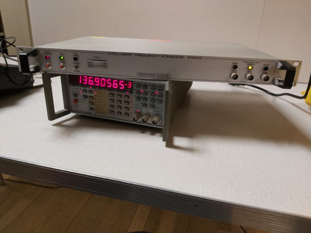 Frequency standard receiver and frequency counter
