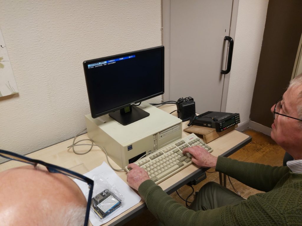 Old 486 PC running MS-DOS being used to program a some old Philips FM1000 radios. 
